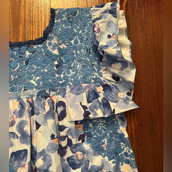 MI GOLONDRINA Soledad Blouse Blue and White Floral - Picture 4 of 7